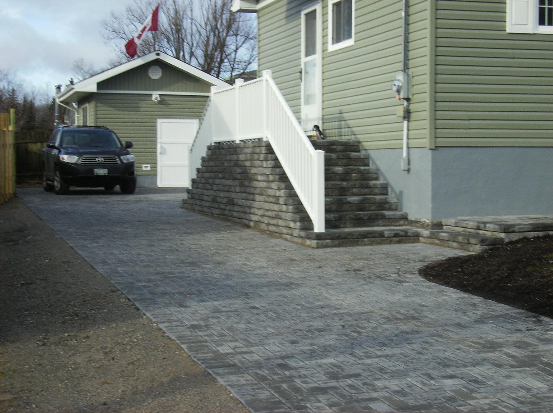 Finished residential lawn with crisp edges by Lafleur Gardens